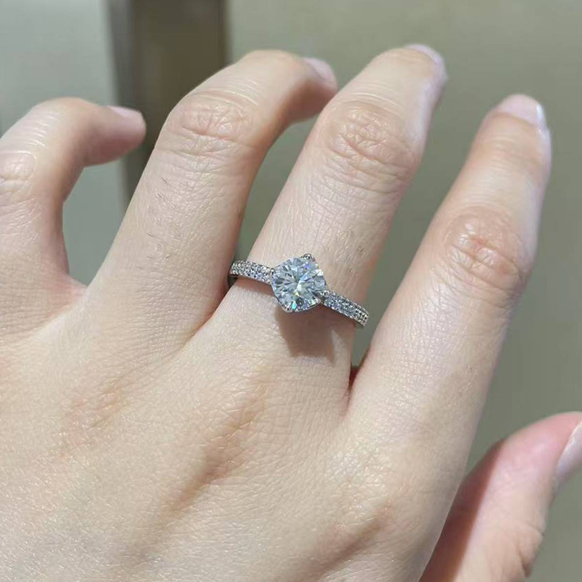 单头女戒S925银镀白金女戒定制选款主石莫桑钻1.0ct/副石高碳钻